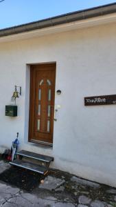 apartment, gite by the canal l Est,river Coney vosges france