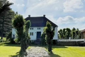 Bosvik Gård, nyrenovert leilighet i hovedhus fra 1756 - Gjeving