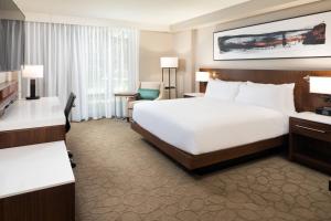 King Guest Room room in Delta Hotels by Marriott Minneapolis Northeast