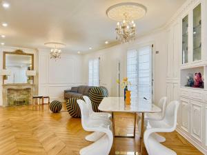 Renovated 23 2BR 6P Champs Elysées-Arc de Triomphe