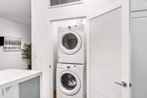 Beverly Grove Chic City Oasis 2 BR Apt with Den 138