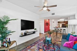 Fairfax District Chic City Oasis 2 BR Apt with Den 136
