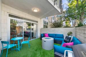 Fairfax District Chic City Oasis 2 BR Apt with Den 136