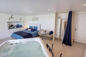 LES SUITES LOVE 1 SPA VUE MER PISCINe