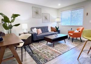 Bright Top Floor-King Bed-Parking-Fast Wi-Fi