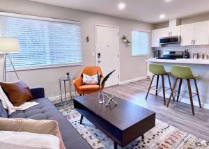 Bright Top Floor-King Bed-Parking-Fast Wi-Fi