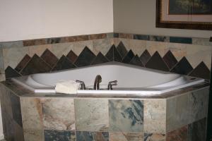 Fawn Valley Inn- 102 condo