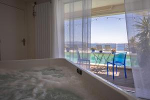 Maisons d'hotes LES SUITES LOVE 1 SPA VUE MER PISCINe : photos des chambres