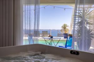 Maisons d'hotes LES SUITES LOVE 1 SPA VUE MER PISCINe : photos des chambres