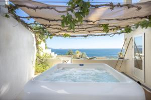 Maisons d'hotes LES SUITES LOVE 3 SPA VUE MER PISCINe : photos des chambres