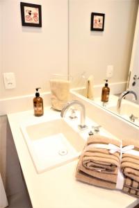 Apartamento 1903 no Bosque com quarto, cozinha completa, vaga de garagem, lazer e portaria 24h