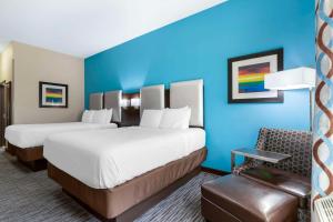 Queen Room with Two Queen Beds - Non-Smoking room in Best Western Plus Pleasanton Hotel