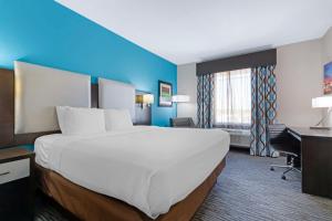 King Room with Kitchenette - Disability Access/Non-Smoking room in Best Western Plus Pleasanton Hotel