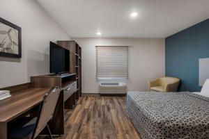 King Suite with Tub - Disability Access/Non Smoking room in WoodSpring Suites Milwaukee - Menomonee Falls