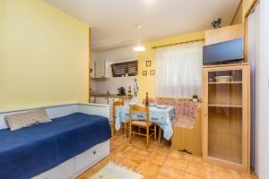 Apartments with parking space Njivice, Krk - 5325