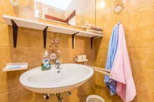 Apartments with parking space Njivice, Krk - 5325