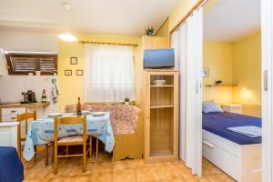 Apartments with parking space Njivice, Krk - 5325