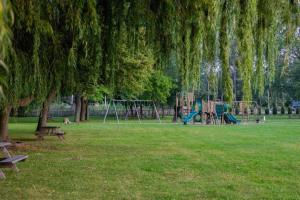 Resort near wineries, river, trails! Large Pool!