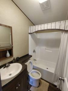 Resort near wineries, river, trails! Large Pool!