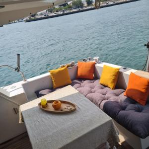 Bateaux Nuit insolite bateau a quai - Port Saint Louis du Rhone : photos des chambres