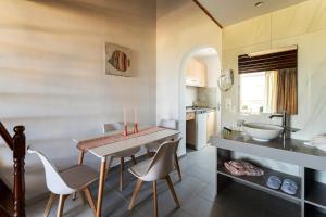 Two Bedroom Apartment (4 Adults) - Split Level room in George Beach Studios