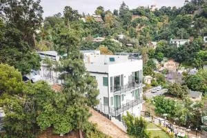 Luxury retreat with rooftop, hot tub & views - Glendale