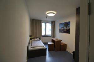 Single Room with Bathroom room in CVJM Jugendhotel München
