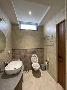 Golden Creeper, Luxe villa