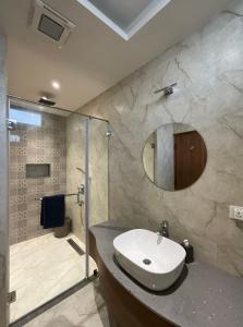 Golden Creeper, Luxe villa