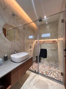 Golden Creeper, Luxe villa