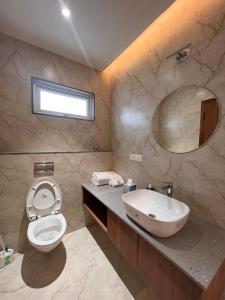 Golden Creeper, Luxe villa