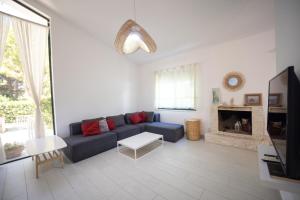 "Blue Bay Villa" at Gjiri Lalzit, Lalzi Bay, Lura 1