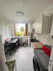 Appartements Appt 50m2 /3P refait a neuf proche du metro 8 : photos des chambres