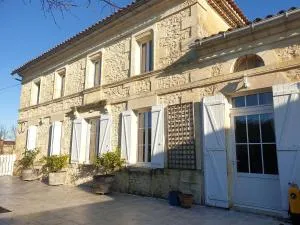 Maison de charme avec suite parentale et grande piscine extérieure - Anglade