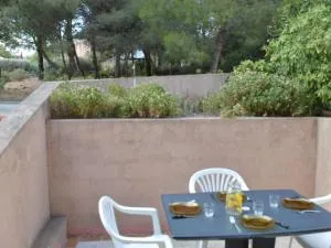 Studio Cabine avec Terrasse, Piscine et Parking Privé, 4 Couchages à Narbonne Plage - FR-1-229B-62 - Vires