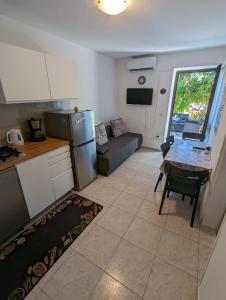 ground floor apartment 50m from beach
