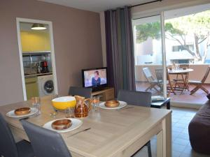 Appartements Appartement Cavalaire-sur-Mer, 2 pieces, 4 personnes - FR-1-226B-27 : photos des chambres