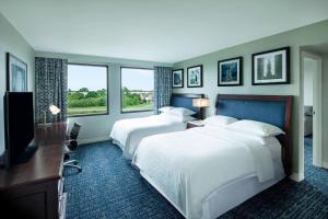 Junior Suite - Accessible  room in Sheraton Suites Philadelphia Airport