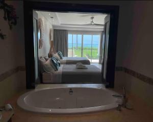 En la playa con piscina