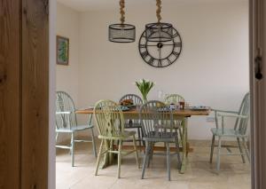 Family Country Cottage with Stunning Mountain View sleeps 12