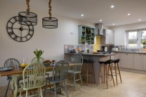 Family Country Cottage with Stunning Mountain View sleeps 12