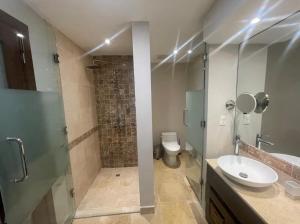 En la playa con piscina