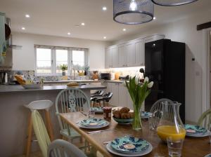 Family Country Cottage with Stunning Mountain View sleeps 12