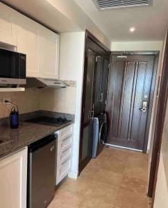 En la playa con piscina