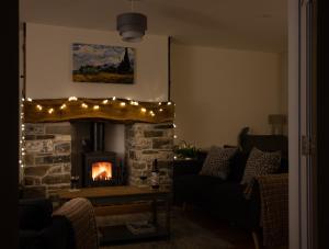 Family Country Cottage with Stunning Mountain View sleeps 12