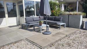 Duinzicht, ruim appartement met terras op de begane grond nabij strand