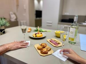 Luxury Marina Apartments img17