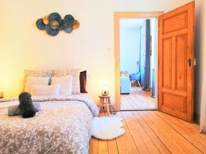 Appartements Appart'hotel Street'Art - CROISEE DES PARCS - Center Parc et Sainte-Croix a 20 min - NETFLIX, Wifi, parking gratuit, centre-ville, GARE a 500m, facture sur demande : photos des chambres