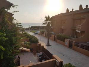 Chalet adosado en la playa de El Perellonet con piscina, pista tenis