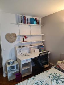 CHAMBRE DE 11 M2 AVEC BALCON